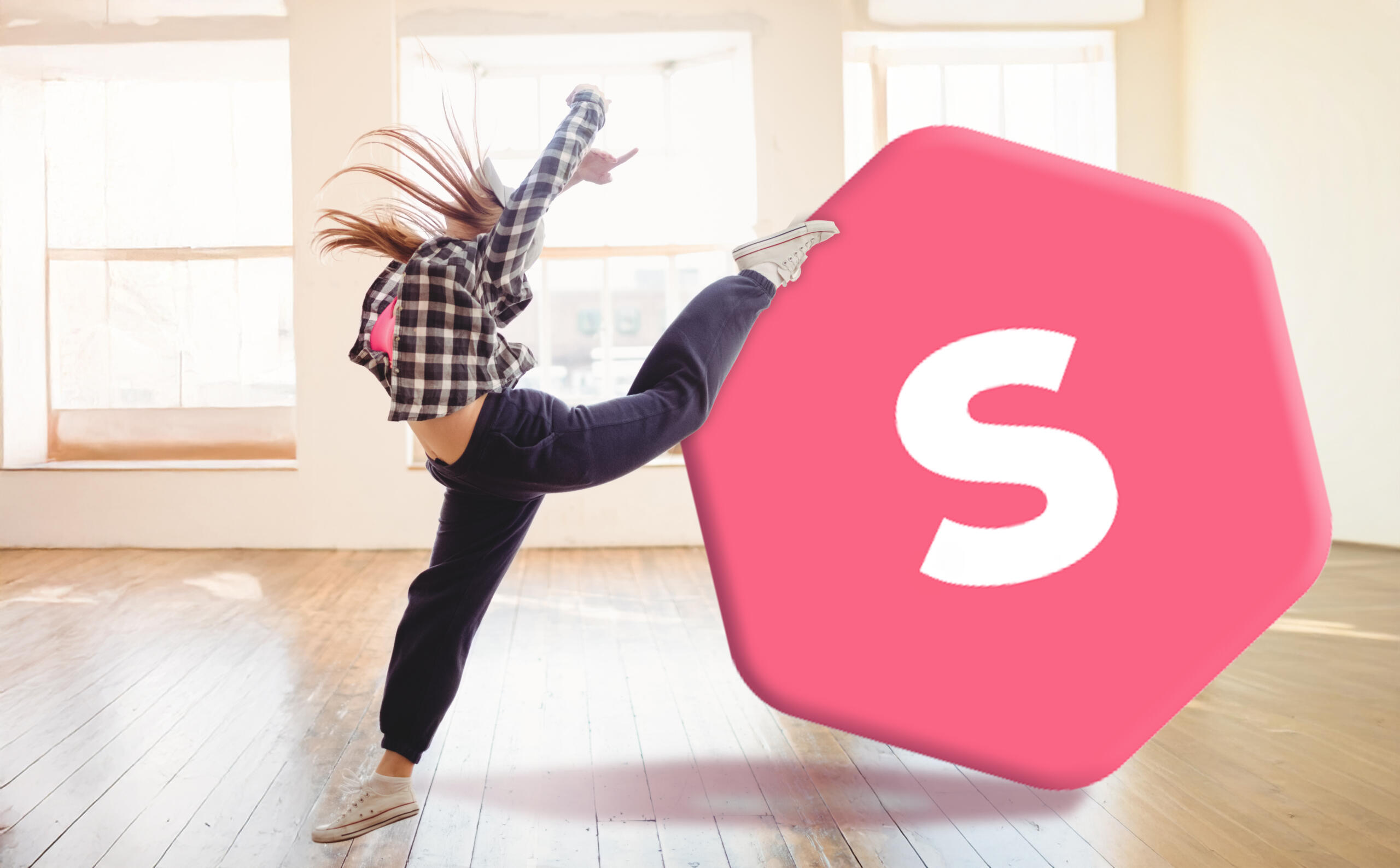 bailarina haciendo freestyle con un logo gigante de supeprof