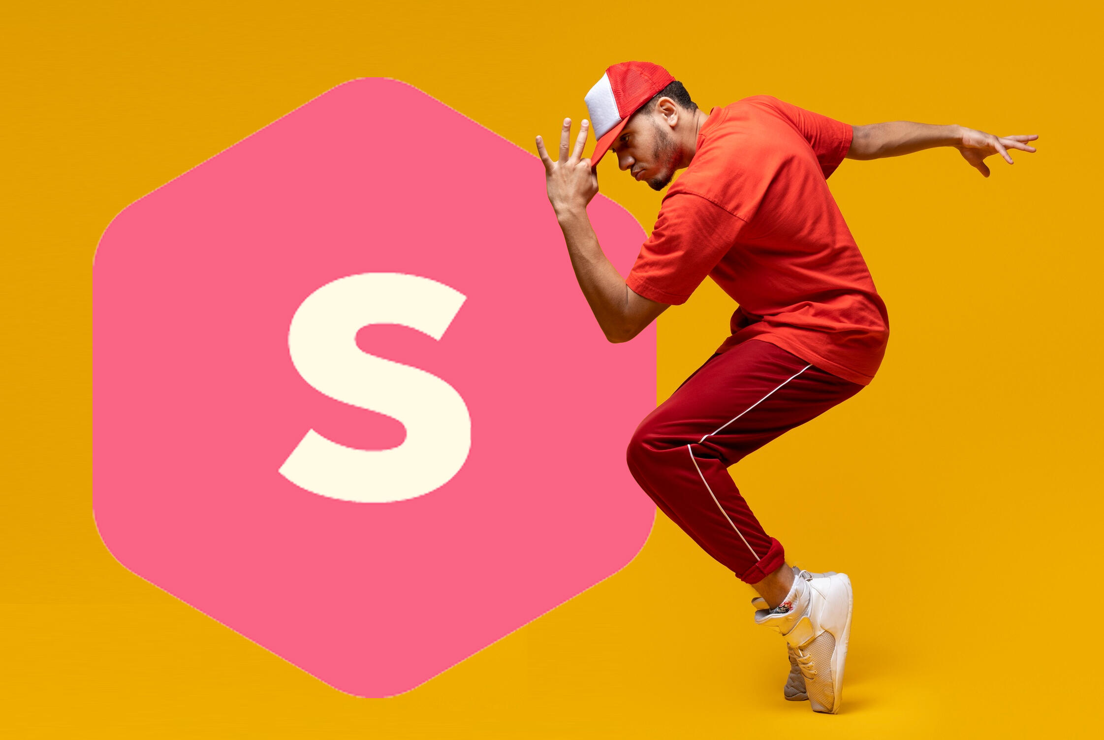 chico haciendo un paso inclinado con los pies en puntillas junto al logo gigante de Superprof