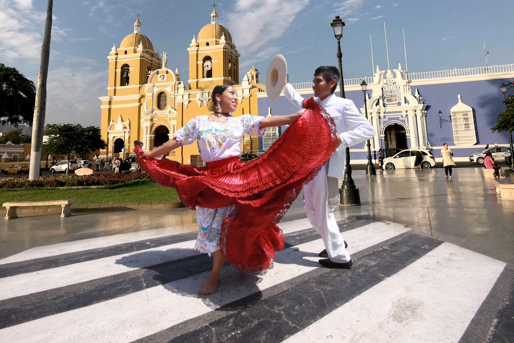 Pareja bailando marina en la plaza de armas de Trujillo