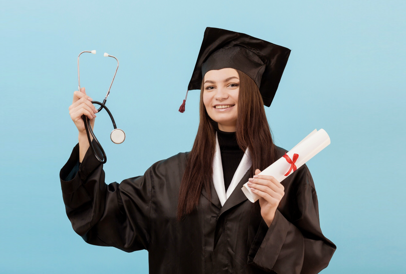 chica sonriente con traje de graduación y birrete sosteniendo tu diploma y un estetoscopio en la otra mano