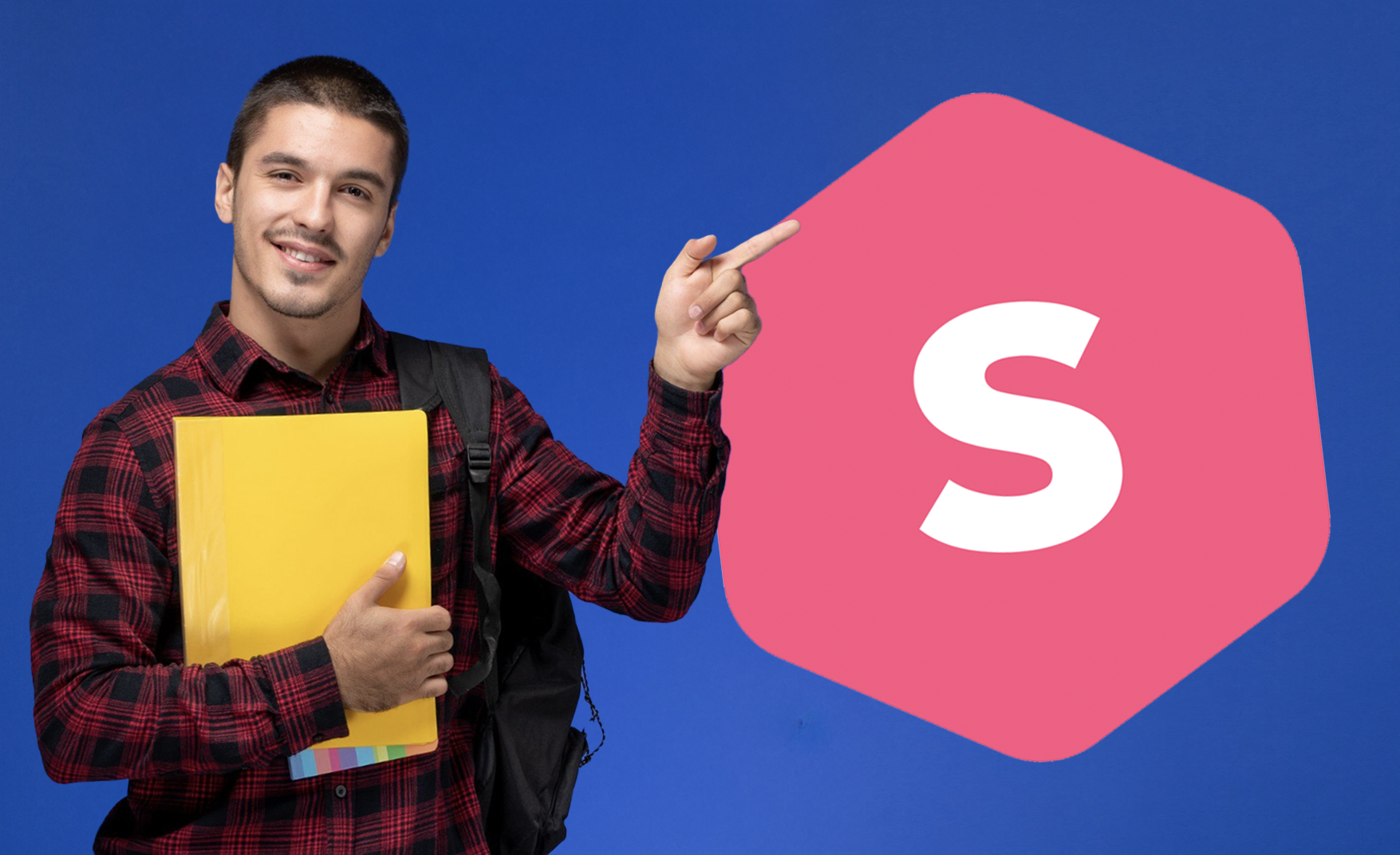 joven estudiante sonriente sujetando sus carpetas de clase en un brazo y señalando al logo gigante de superprof a su lado derecho