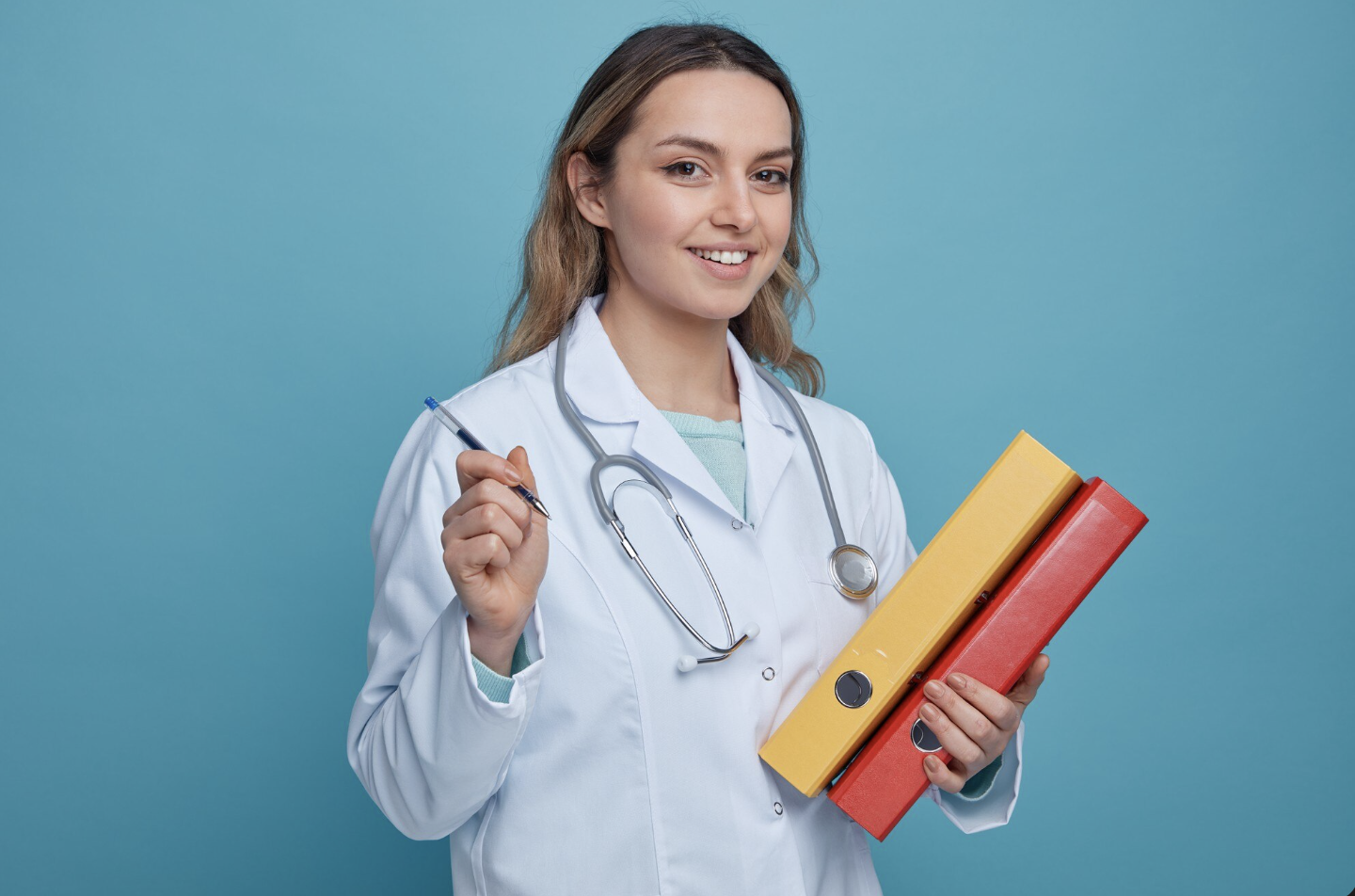 medica sonriente sosteniendo archivos