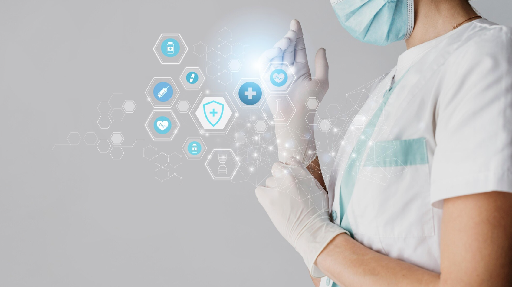 mujer con traje medico sujetando uno de sus guantes quirúrgicos con una infografía encima con iconos relacionados a la salud