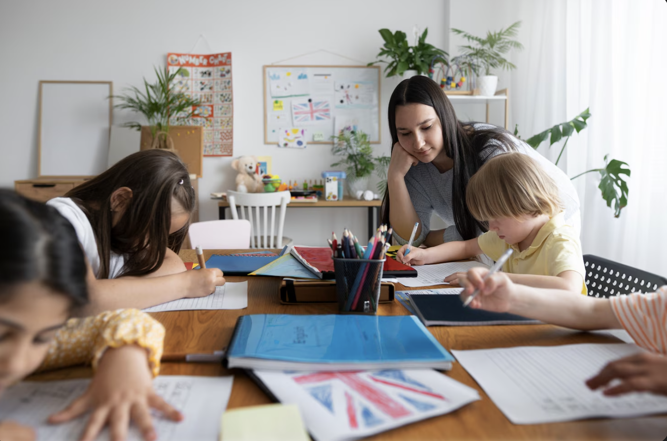profesora de ingles en un aula con cuatro niños en clase