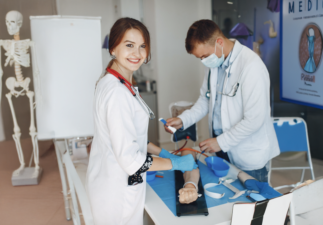 dos medicos residentes haciendo practicas en un aula médica con equipo y simuladores