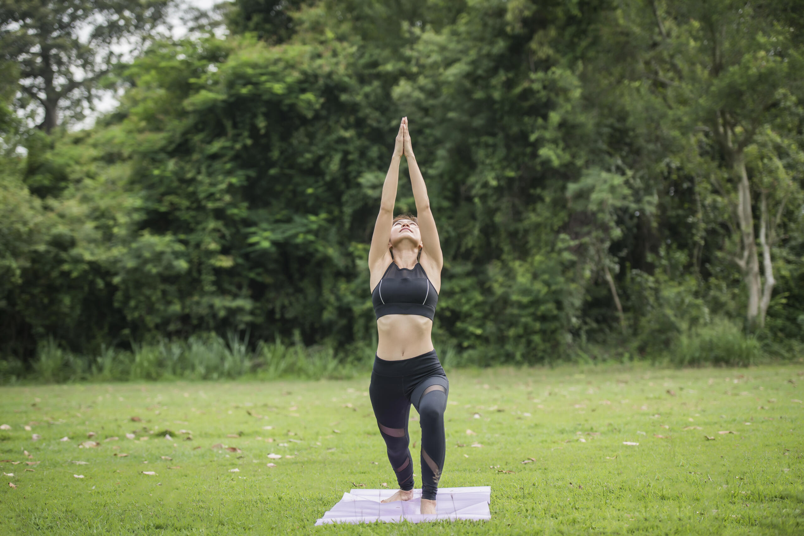 chica haciendo yoga sola en un parque 