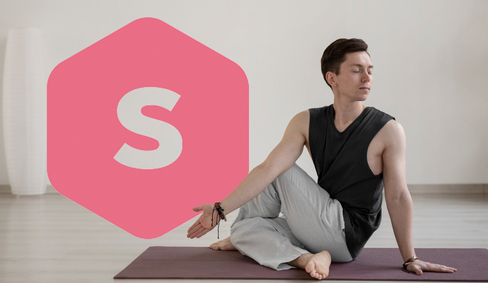 chico haciendo una pose de yoga con los ojos cerrados junto al logo gigante de superprof