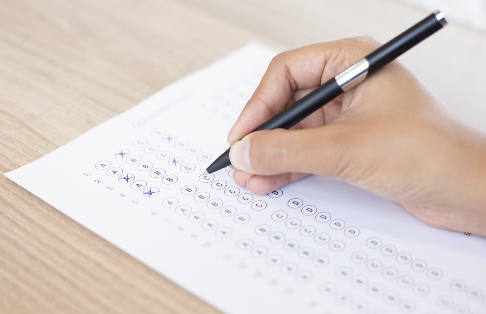 toma detalle marcando una hoja de respuestas de un examen