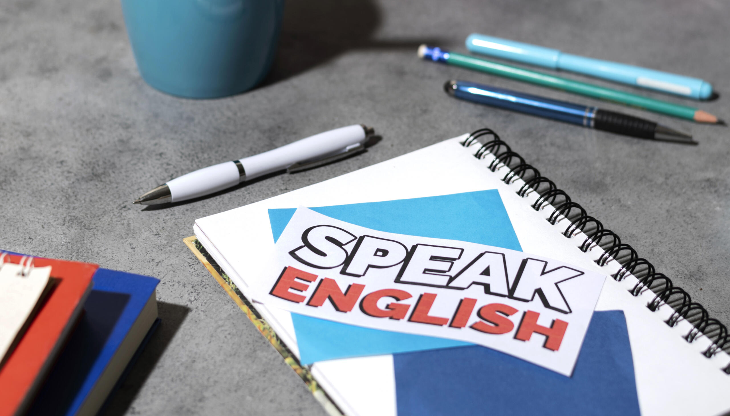 cuaderno con letras SPEAK ENGLISH