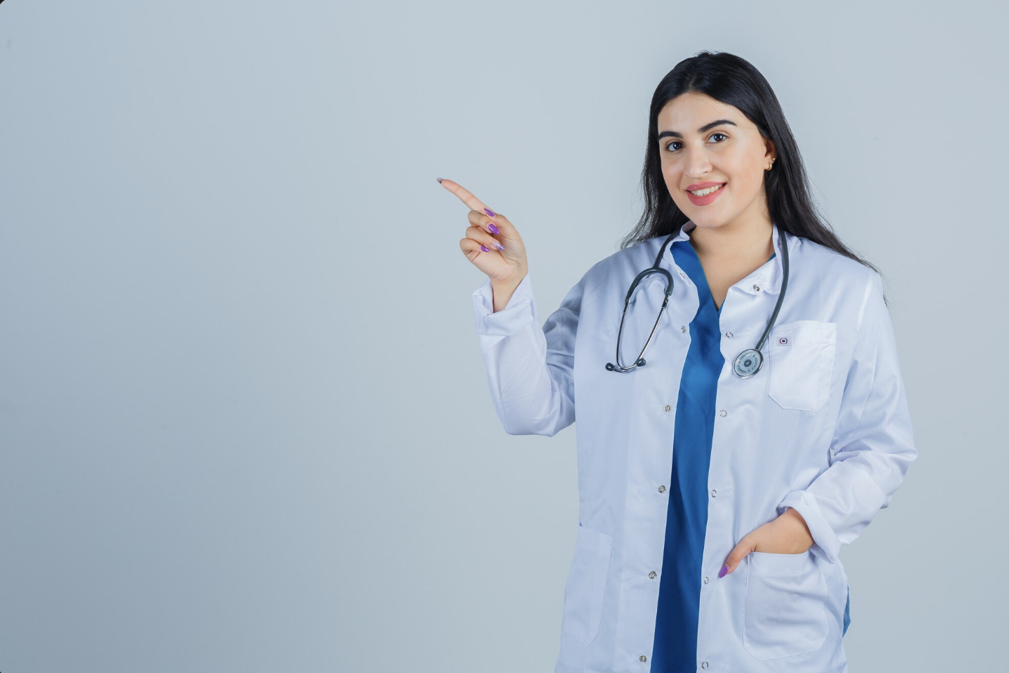 doctora sonriente señalando al lado izquierdo de la pantalla
