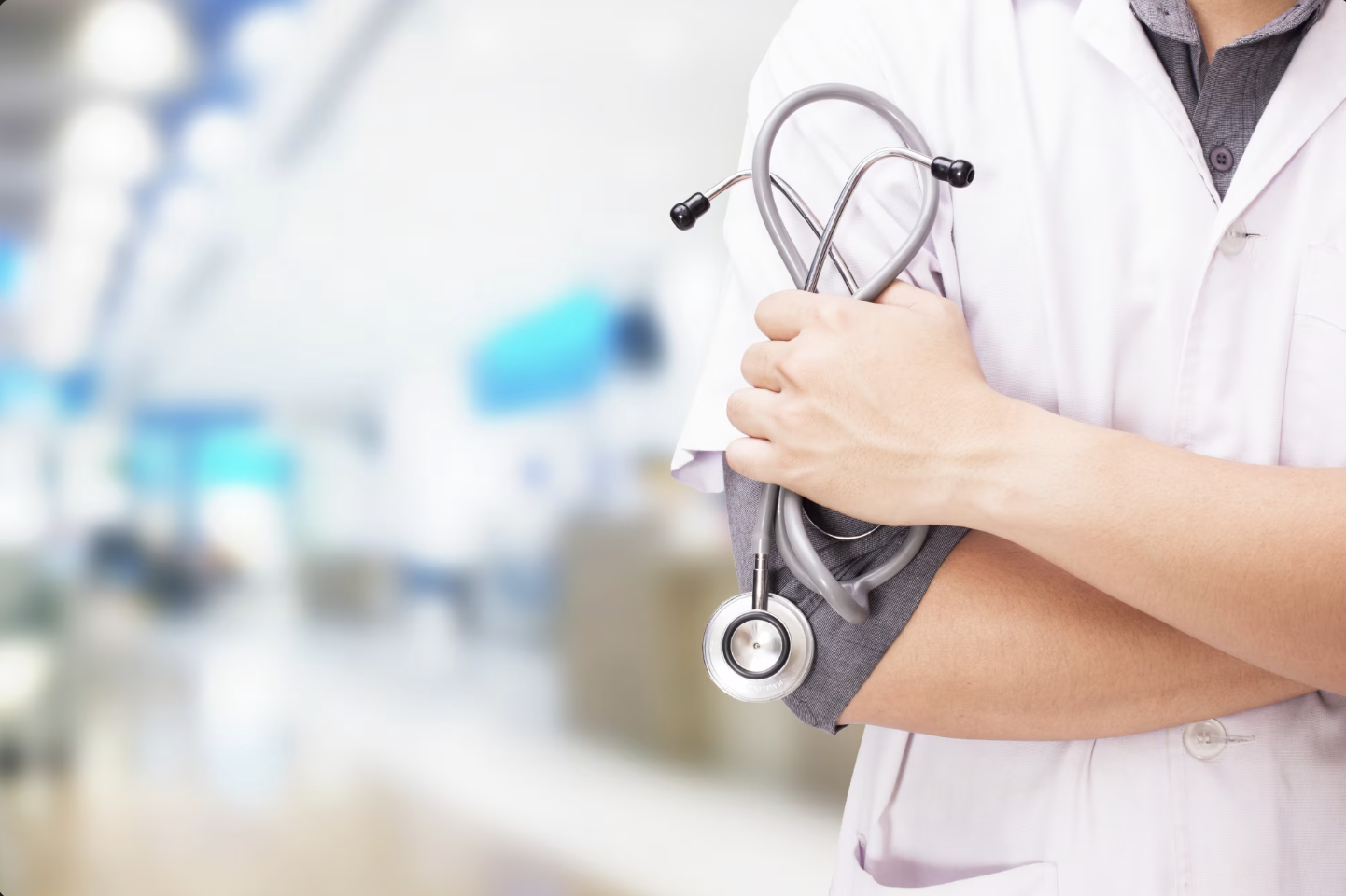 toma detalle de un chico con traje medico sosteniendo un estetoscopio