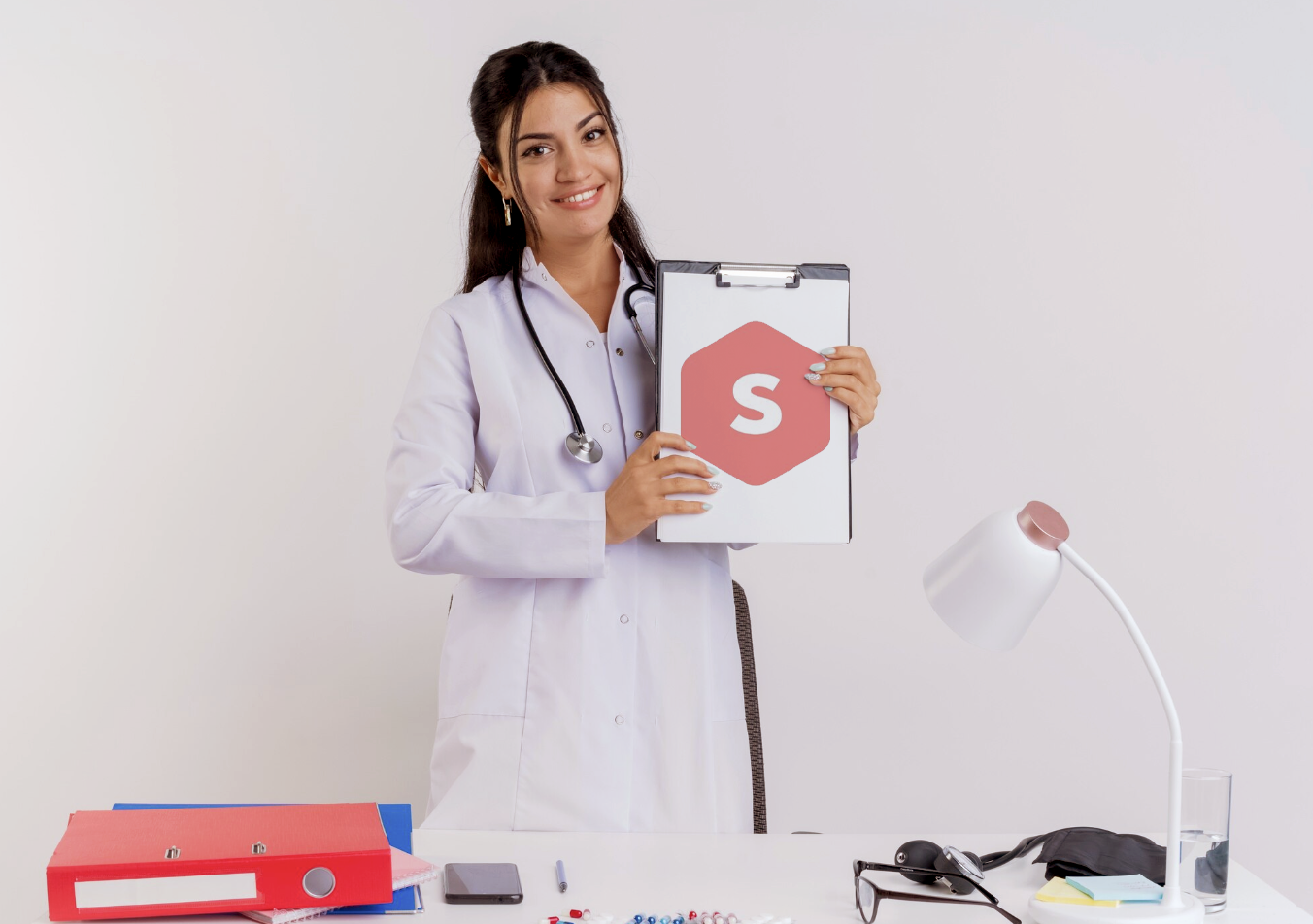 doctora sonriente sosteniendo un folio con el logo de superprof en medio