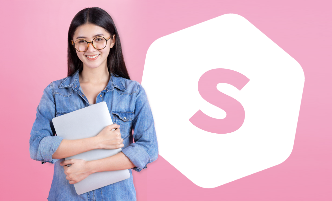 chica sonriente sosteniendo libros en un fondo rosa con logo gigante de Superprof al lado derecho