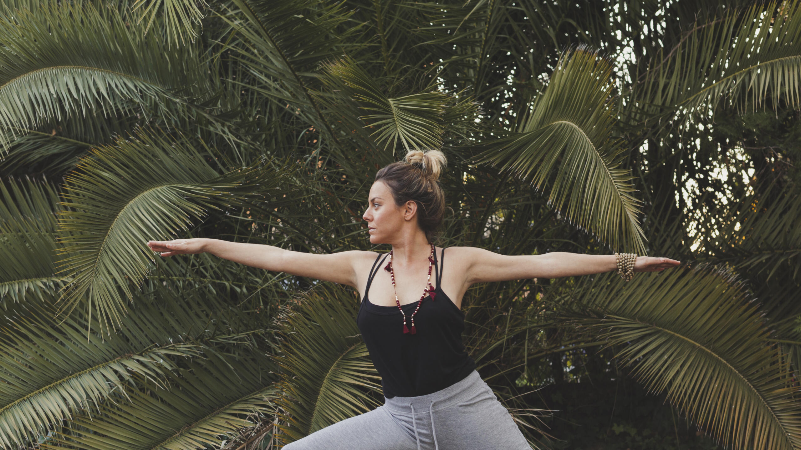 chica haciendo poses de yoga en medio de la selva