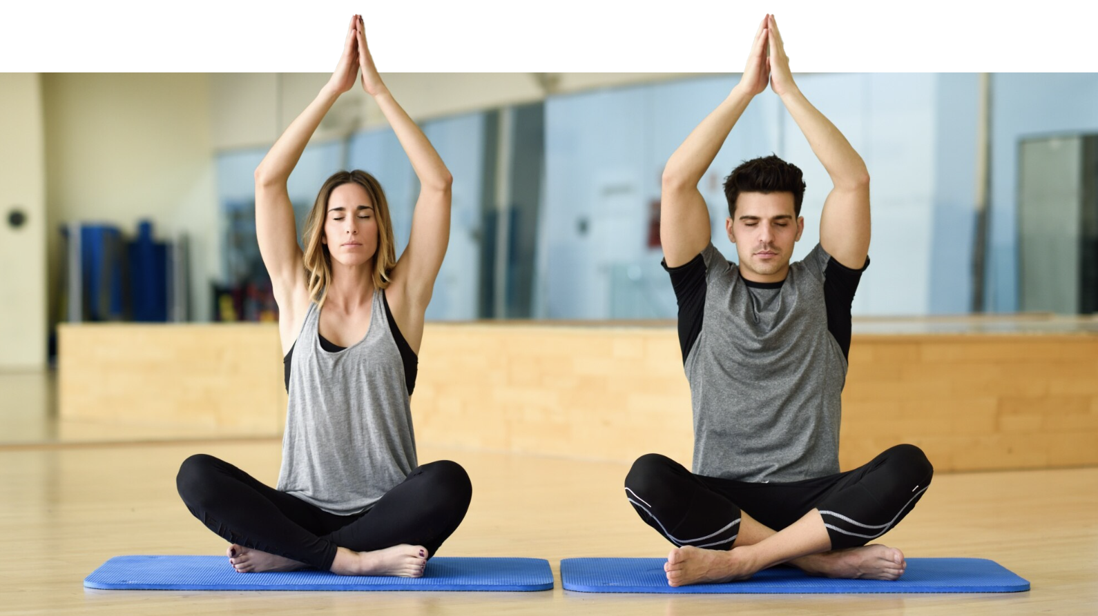 pareja haciendo una postura de yoga individual con los ojos cerrados y brazos extendidos sobre la cabeza