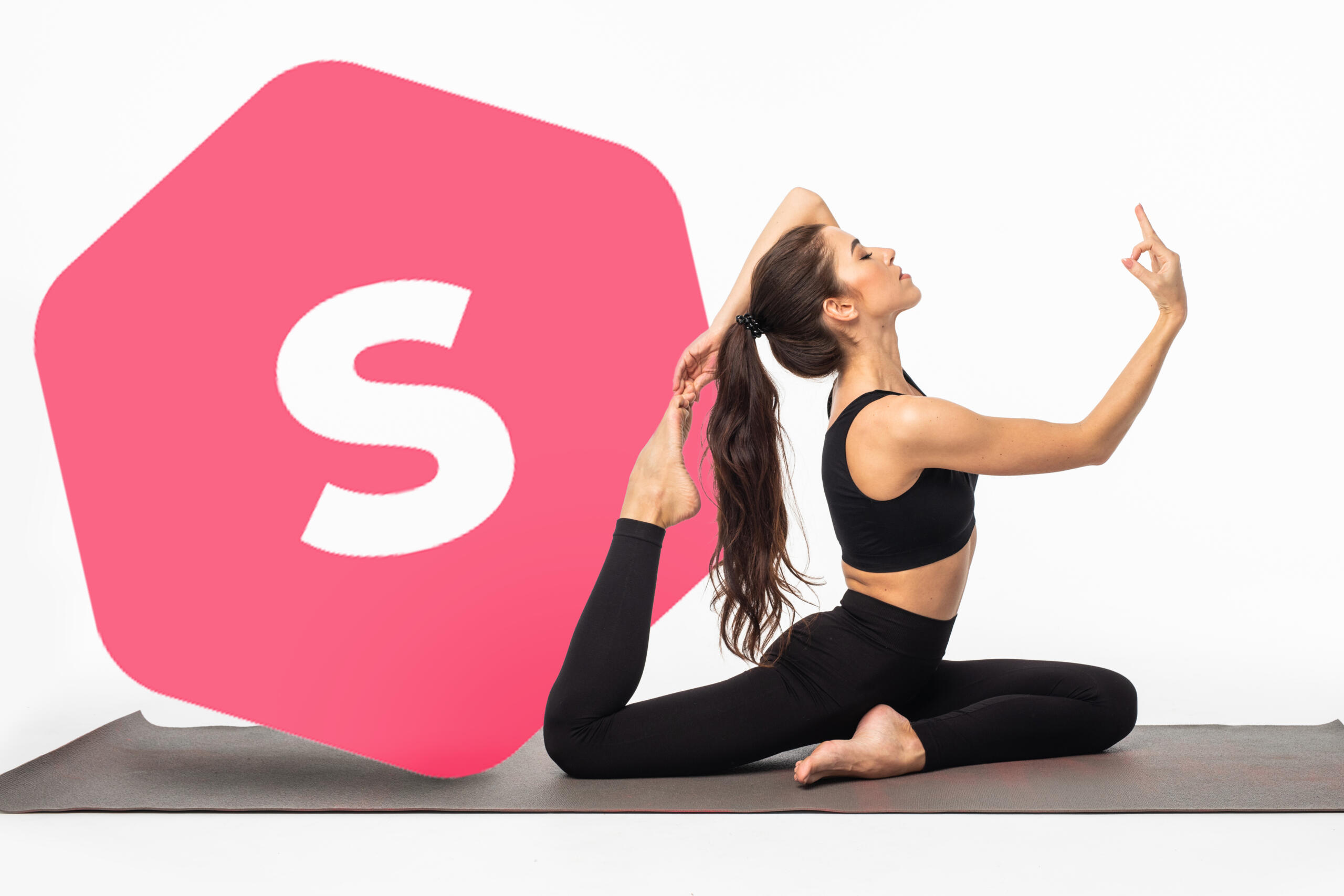 chica haciendo una postura de yoga sobre mat donde también hay un logo gigante de Superprof