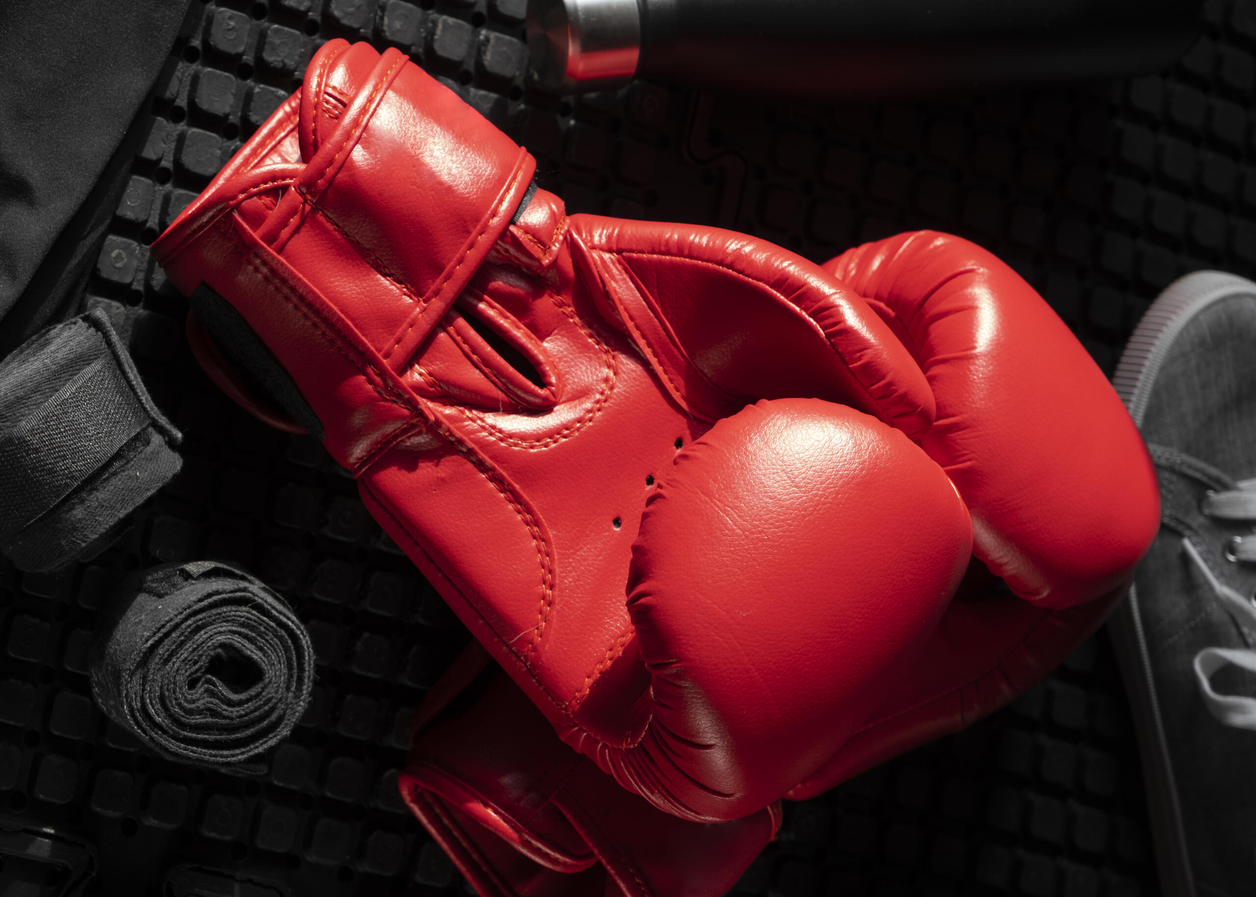 toma detalle de guantes, bandas, vendas de box y zapatillas en primer plano