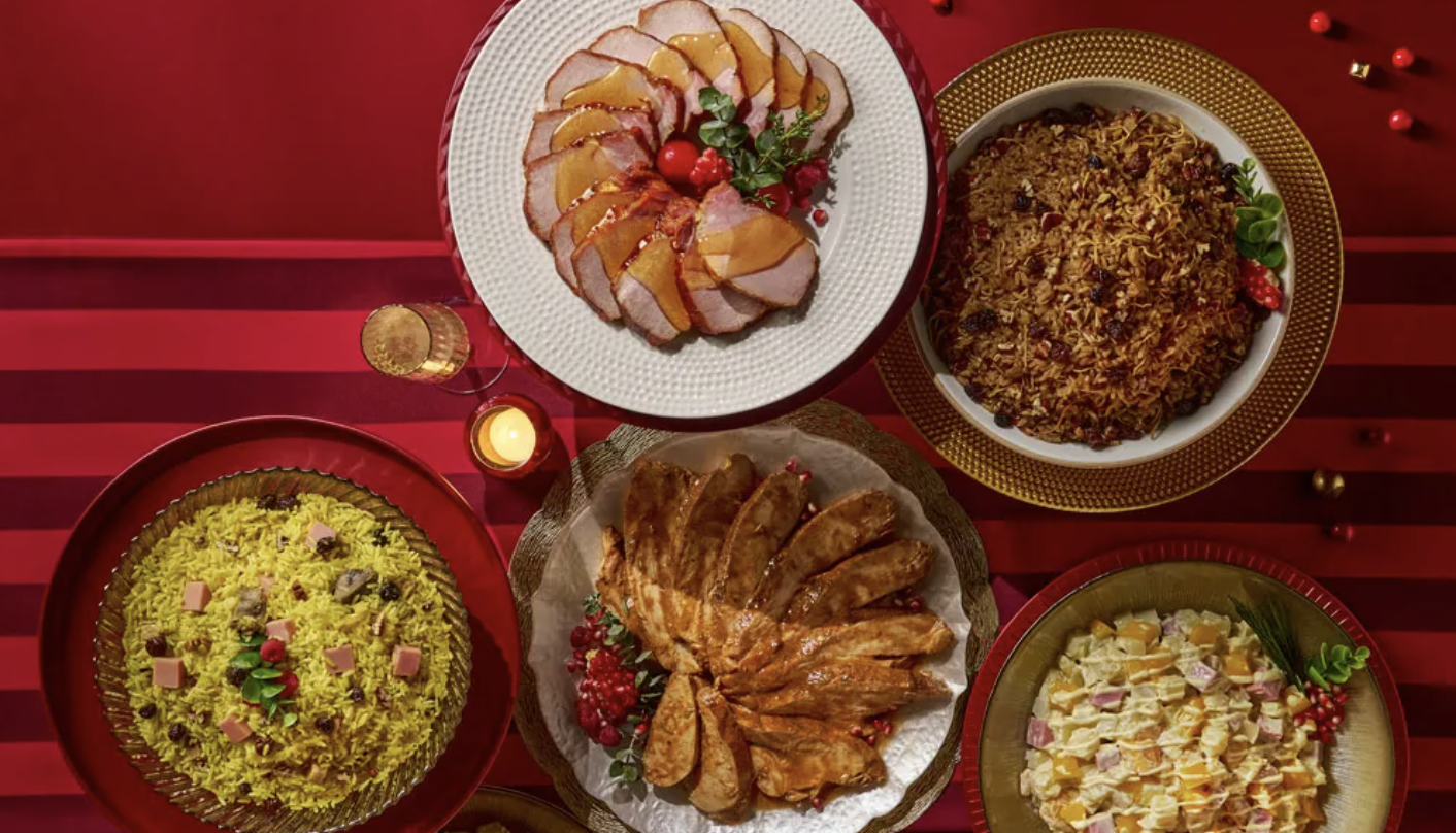 cinco platos navideños en vista cenital sobre un mantel rojo