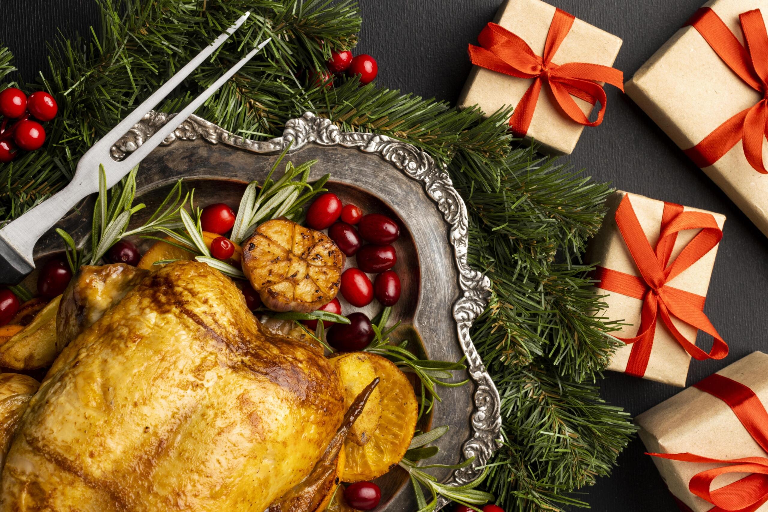 vista cenital de un gran pavo horneado junto a una mesa decorada con regalitos y frutos rojos navideños