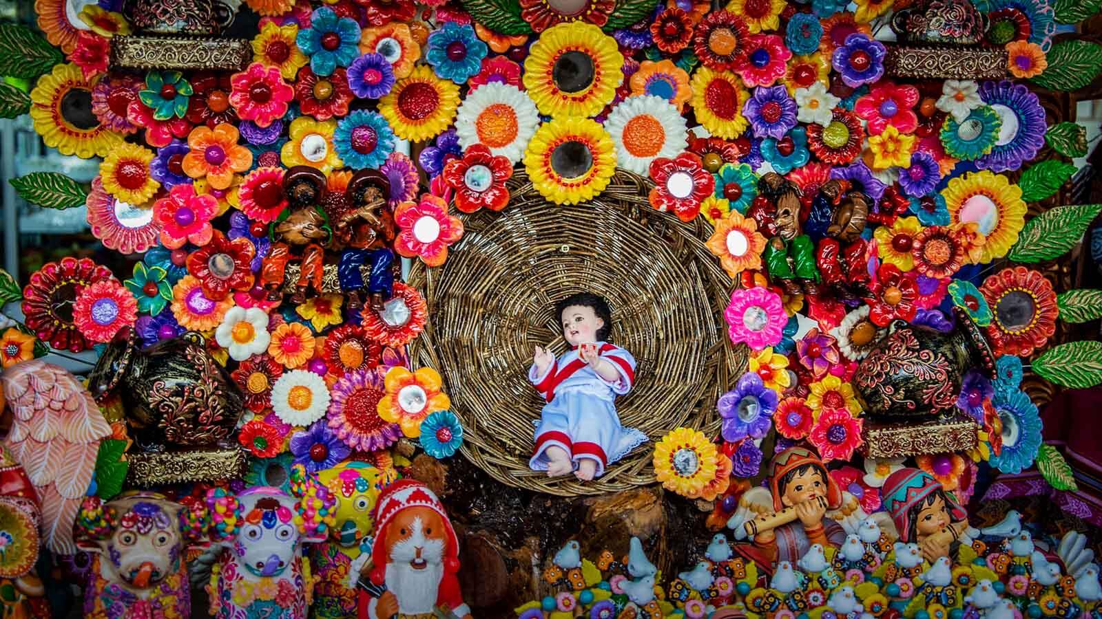 decoracion de Santurantikuy con un altar de flores y el niño en medio