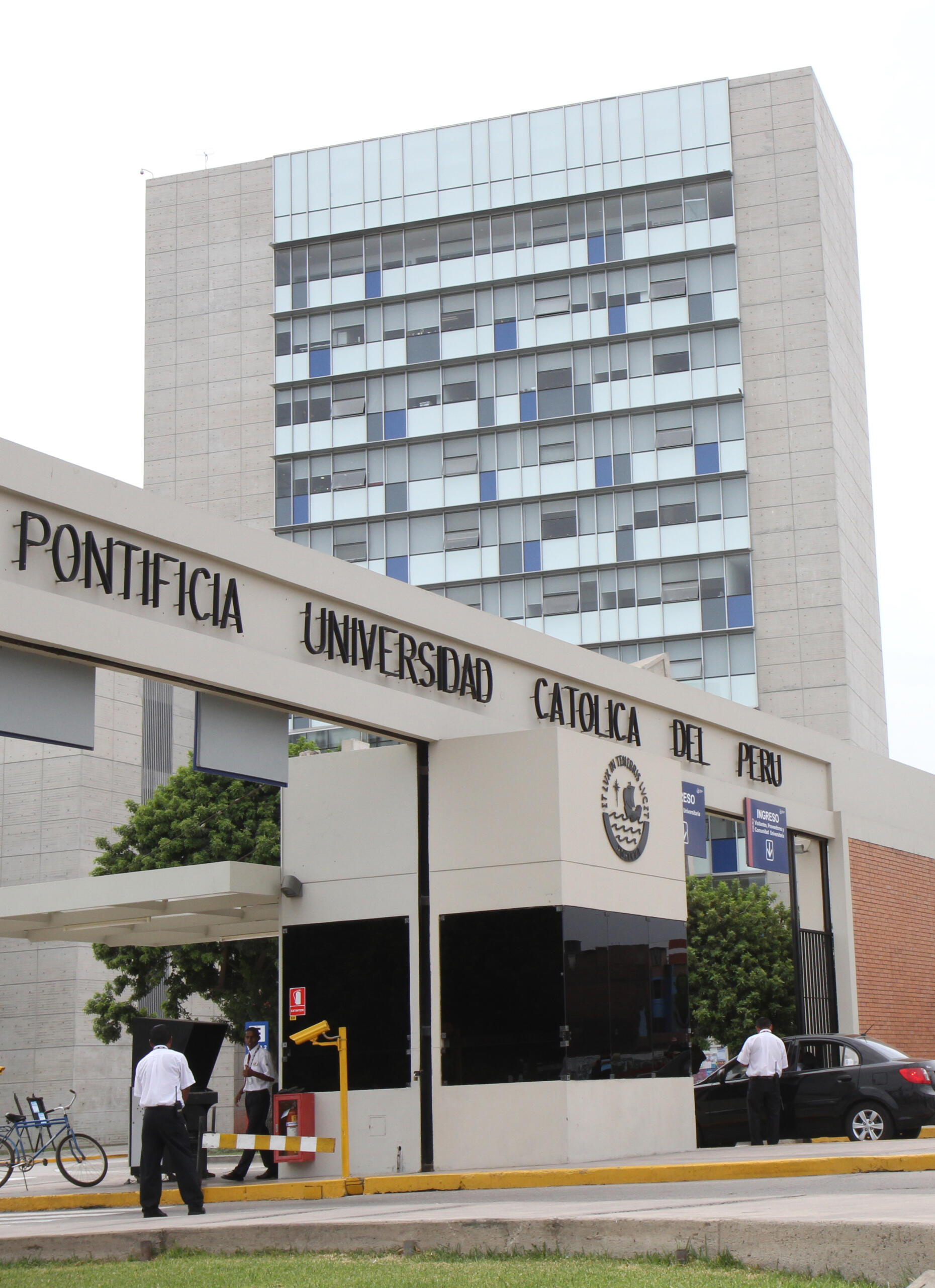 fachada de la Pontificia Universidad Católica del Perú (PUCP) 