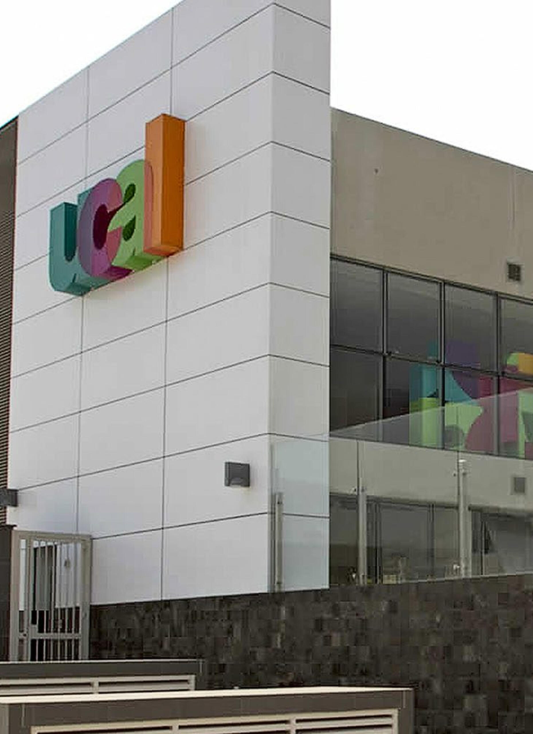 fachada de la Universidad de Ciencias y Artes de América Latina (UCAL) 
