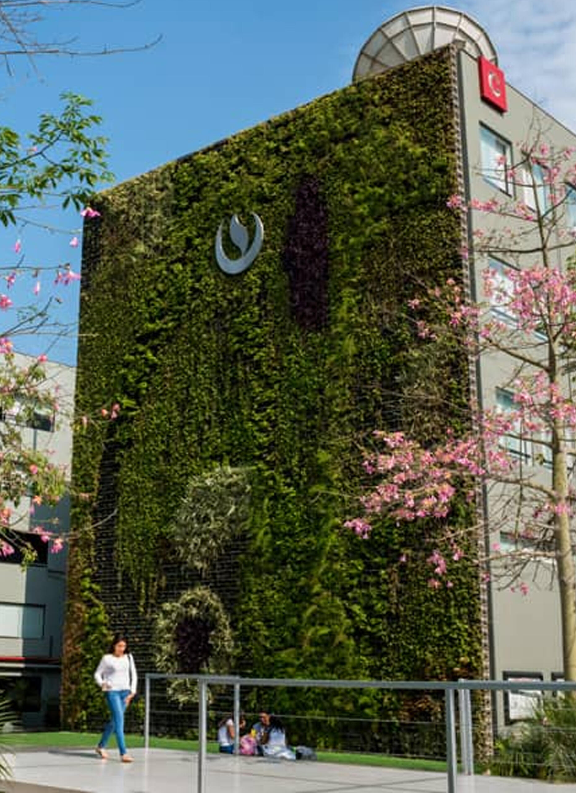 fachada de la Universidad Peruana de Ciencias Aplicadas (UPC) 