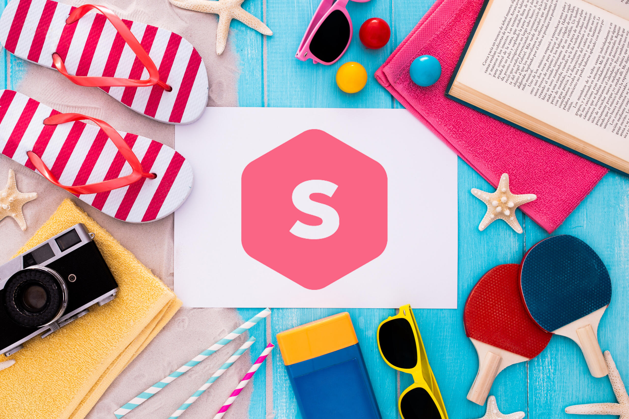 toma cenital de hoja superprof en medio rodeado de elementos representativos de diferentes actividades y talleres