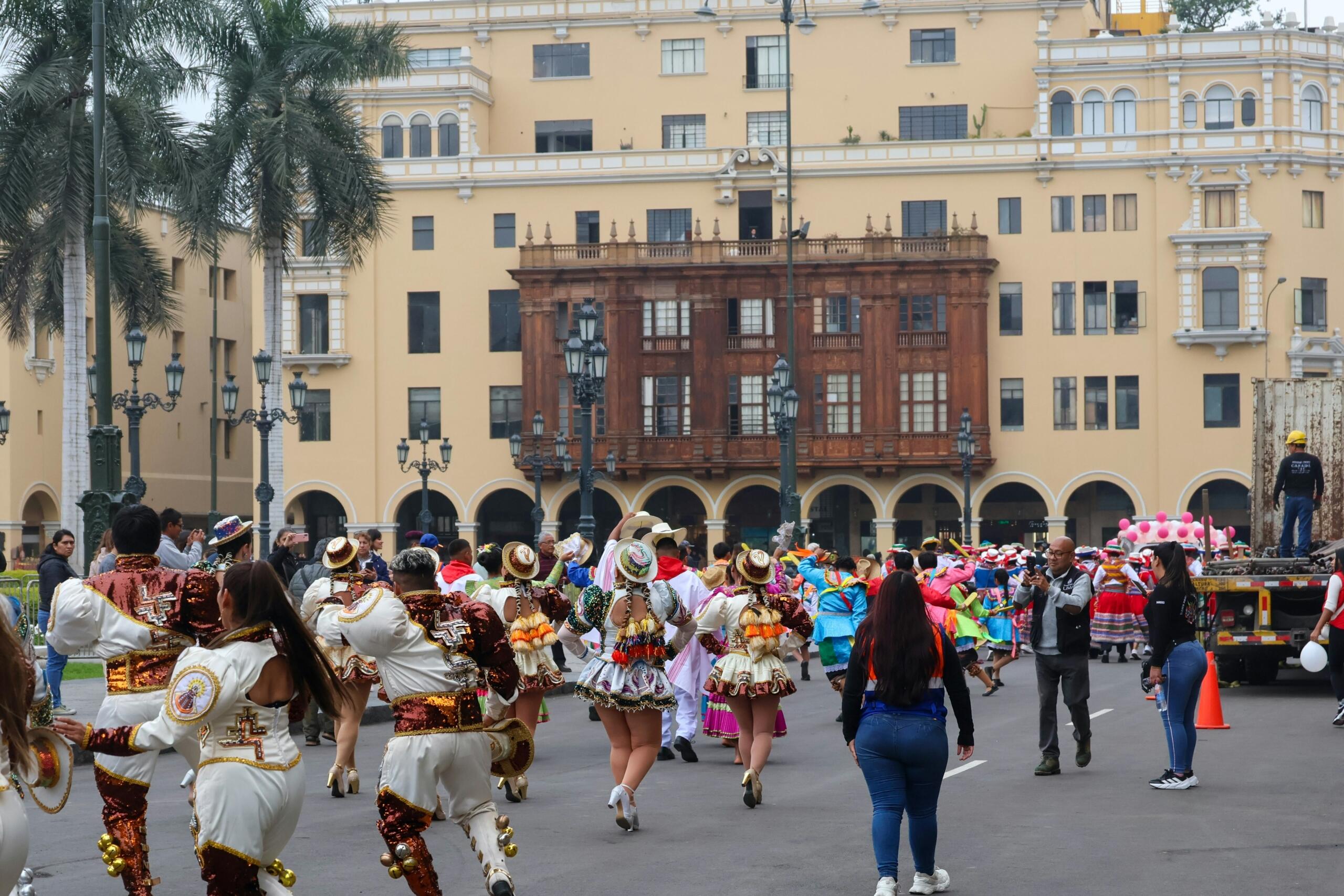 plaza de Armas de Lima con bailarines de saya