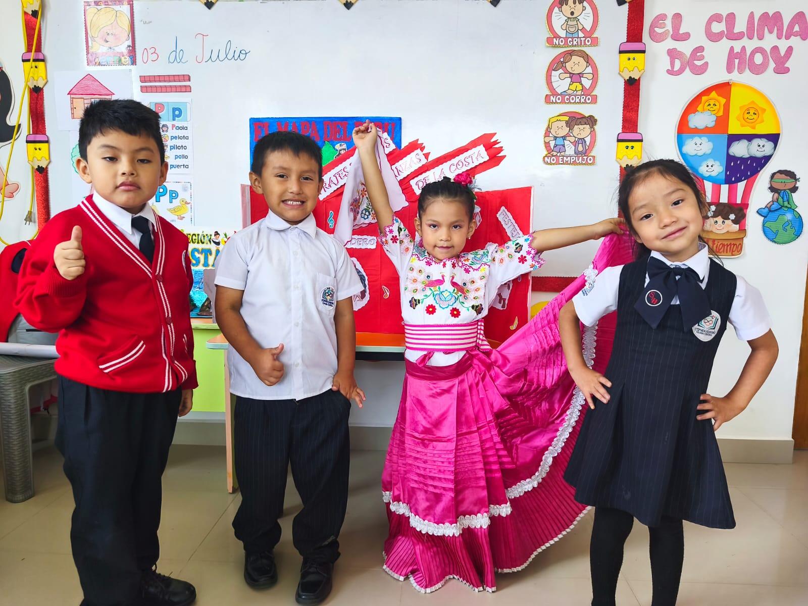 Niños que están celebrando 28 de Julio en Perú