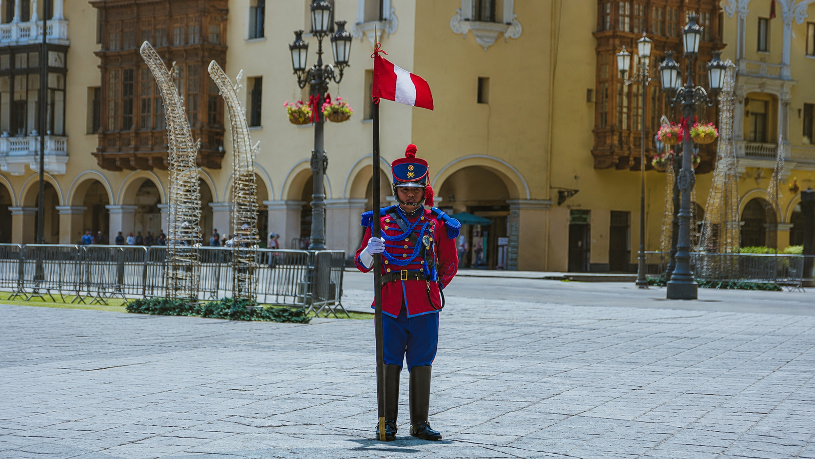 Un gardia con el uniforme listo para desfilar