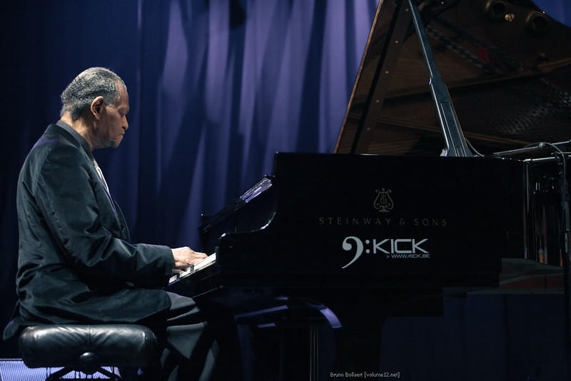 McCoy Tyner grający na pianinie na scenie.