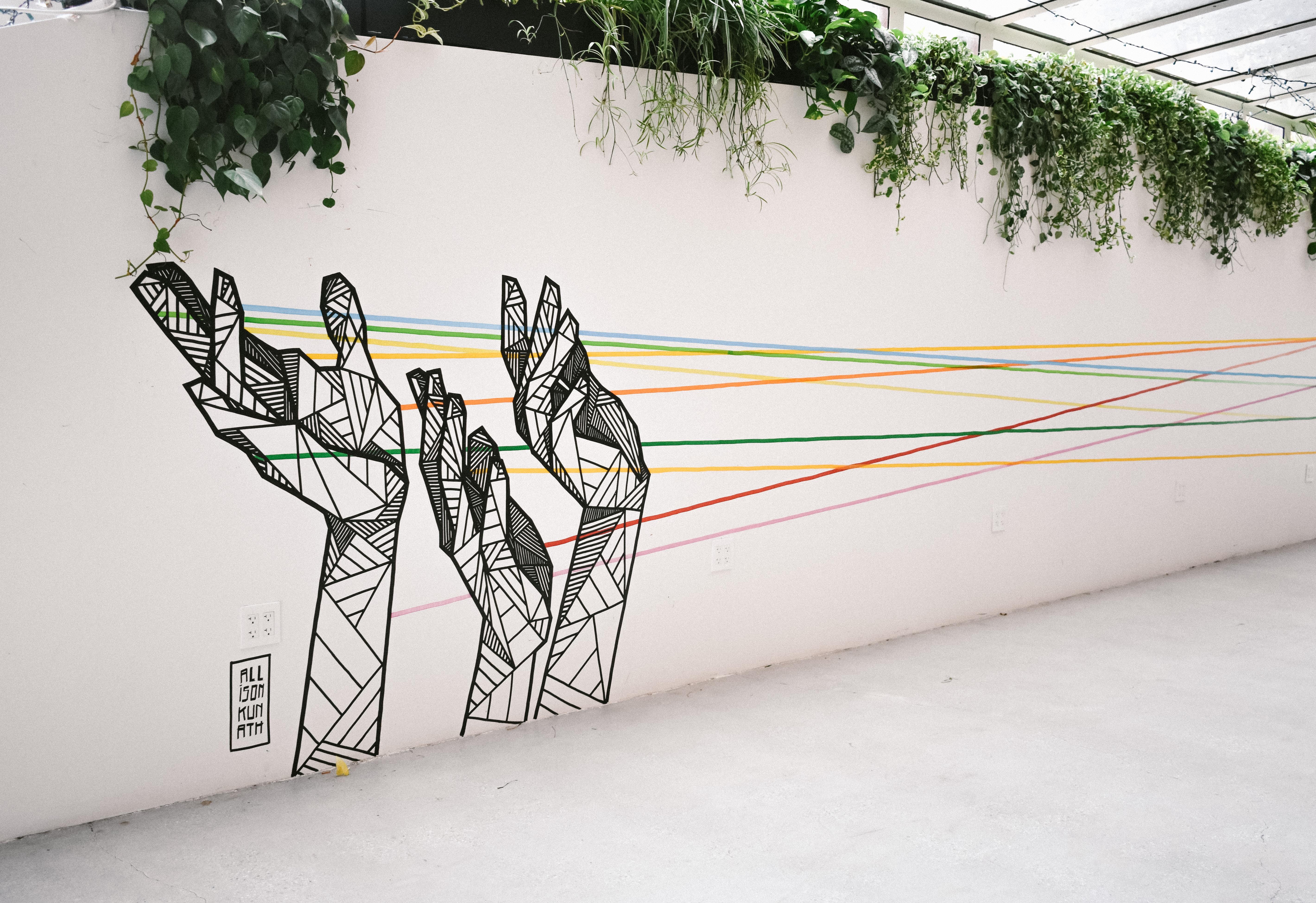 mural z grafiką dłoni