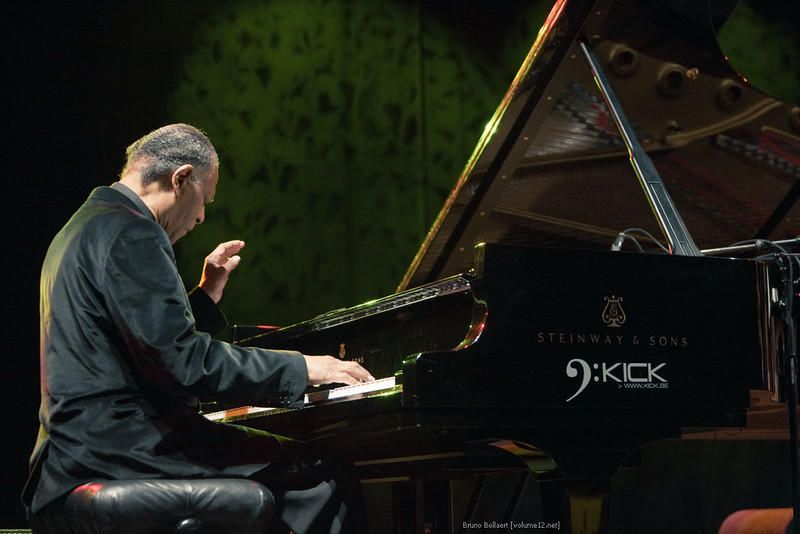 McCoy Tyner grający na pianinie przed publiką