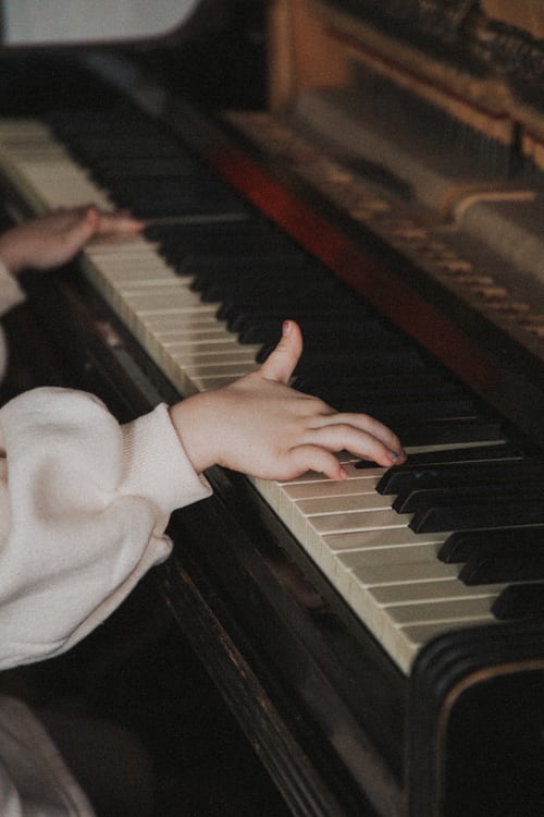 pianistka ćwicząca akordy