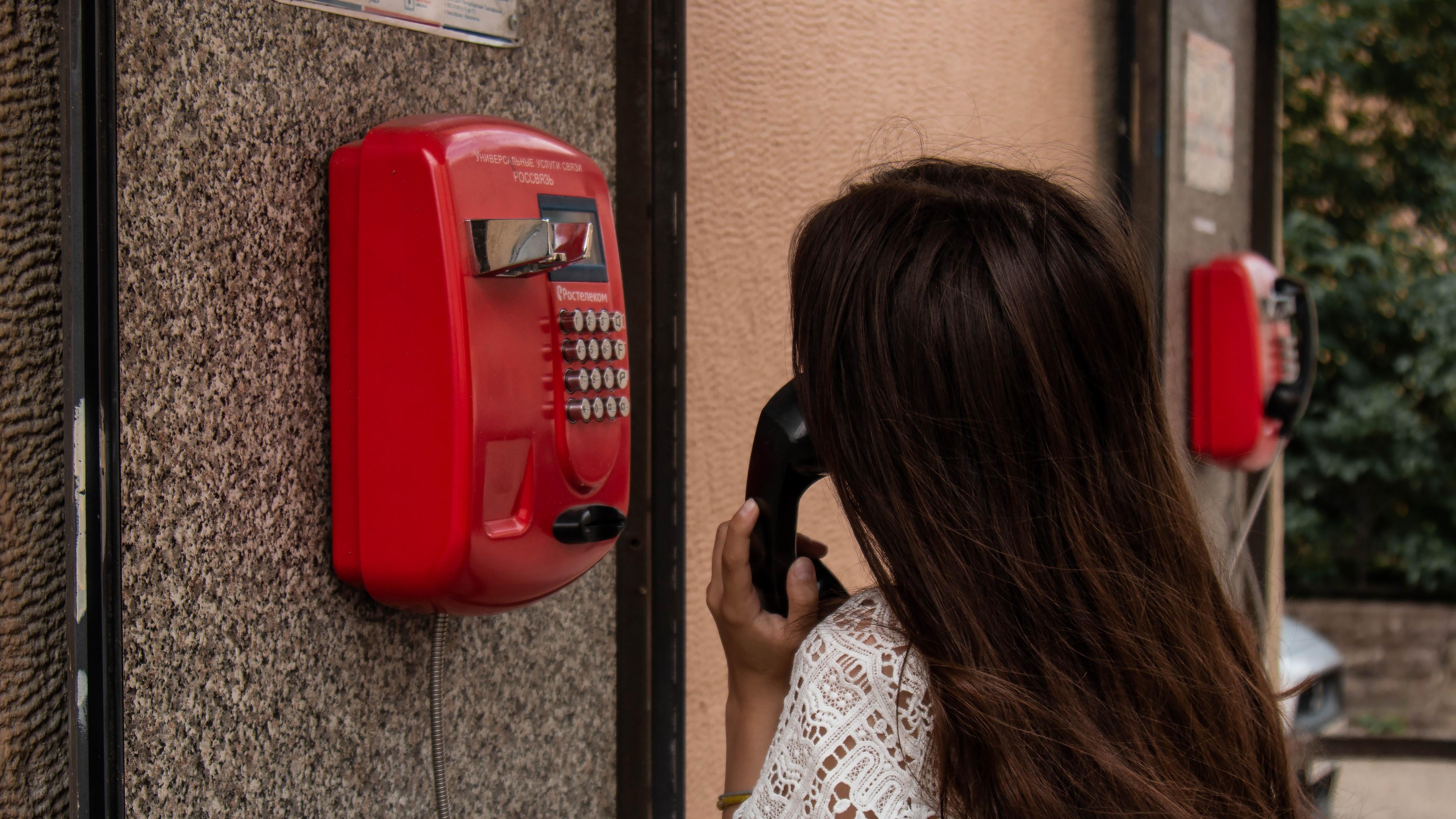 Kobieta rozmawiająca przez telefon