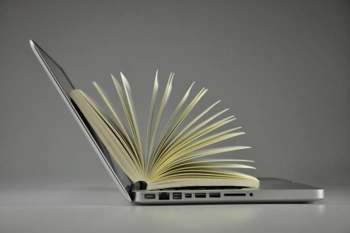 otwarta książka na laptopie