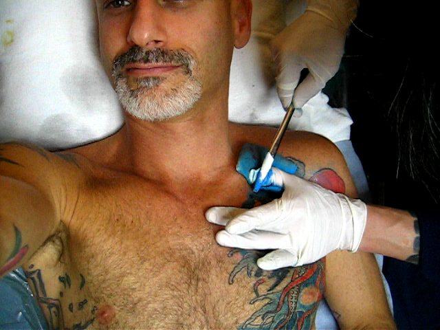 tatuowany mężczyzna metodą tebori