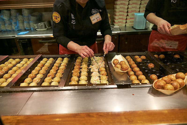 kucharz przygotowuje takoyaki