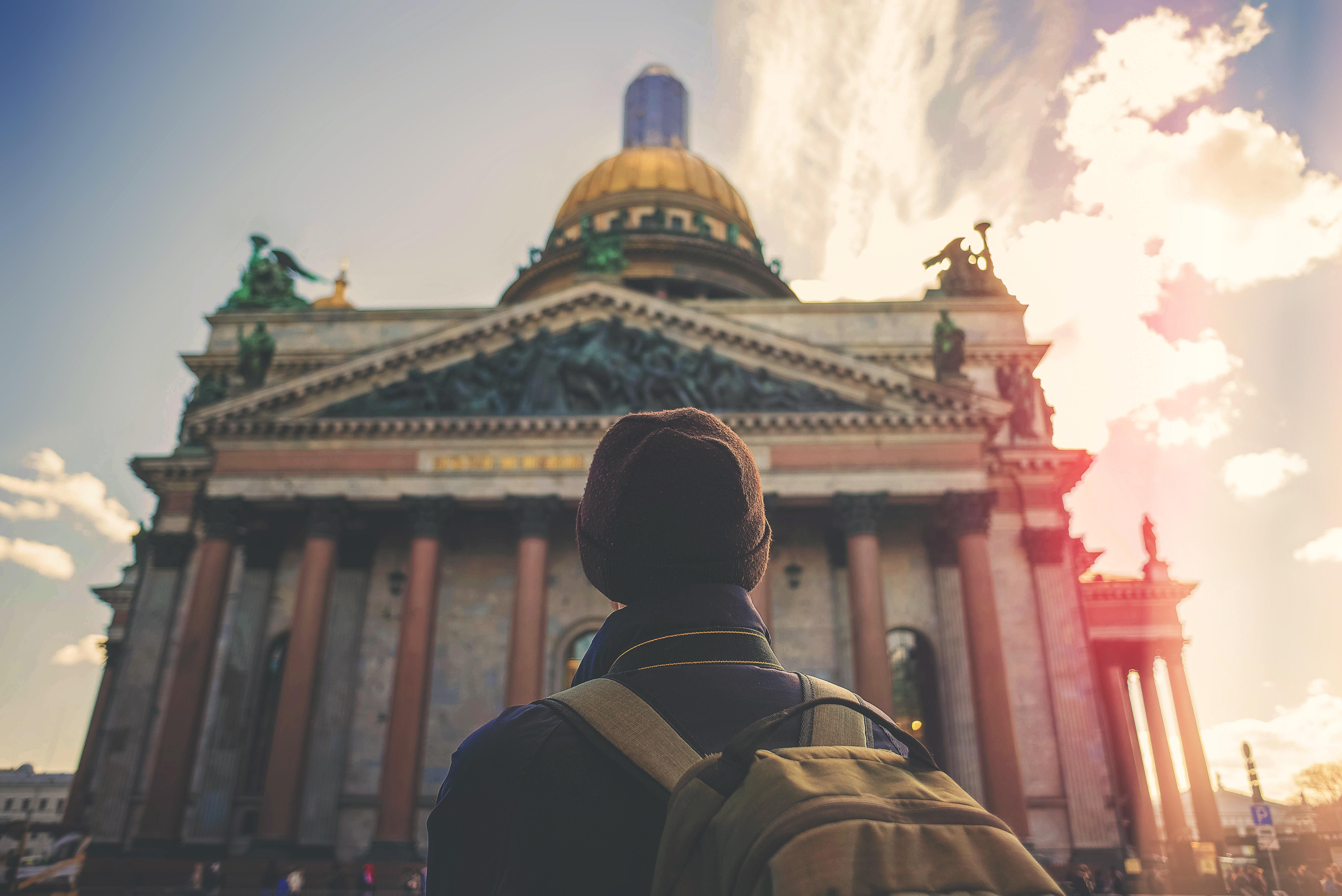 Mężczyzna stojący przed katedrą św. Izaka