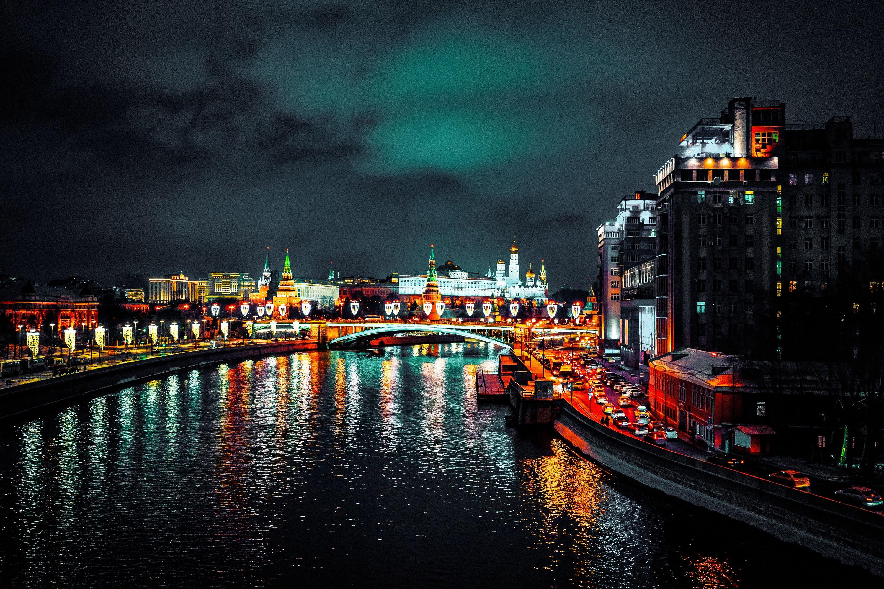 Widok na oswietloną rzekę Moskwę nocą