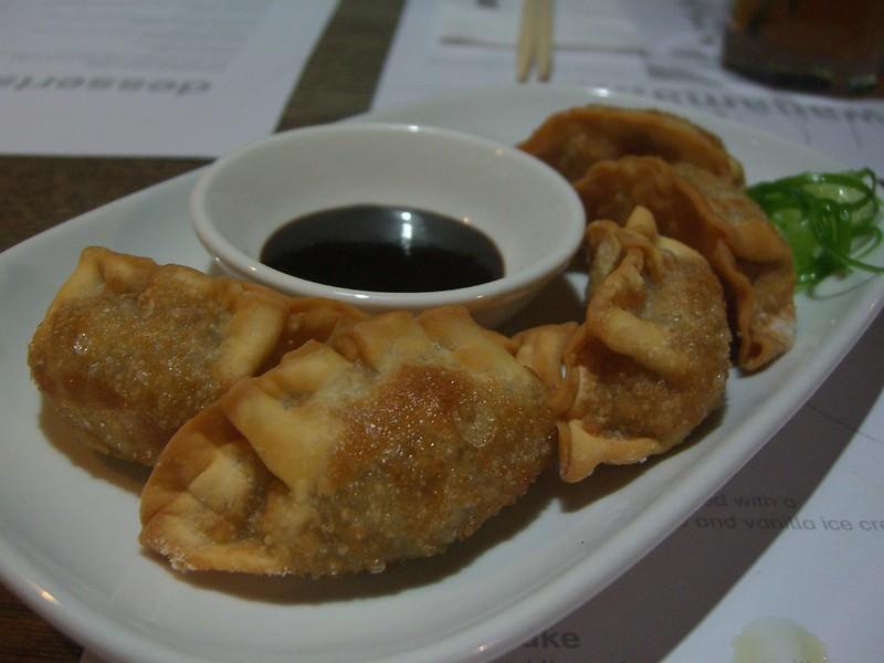 pierożki gyoza japońskie danie smażone