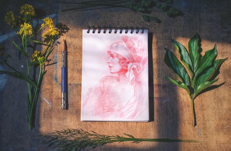 Portret kobiety w szkicowniku