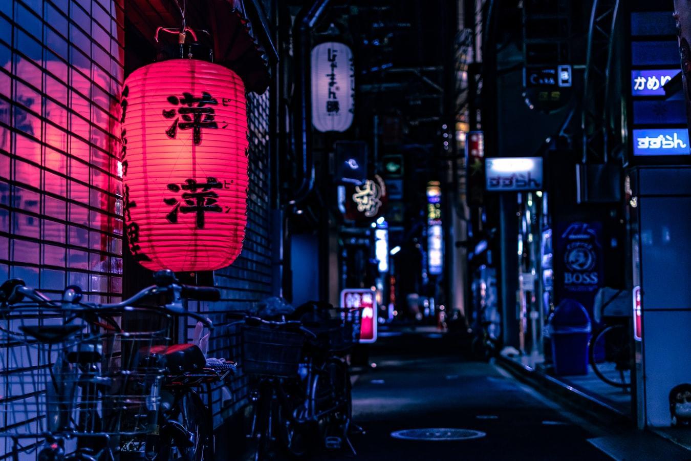 Ulica w Japonii, czerwony lampion z japońskimi znakami.