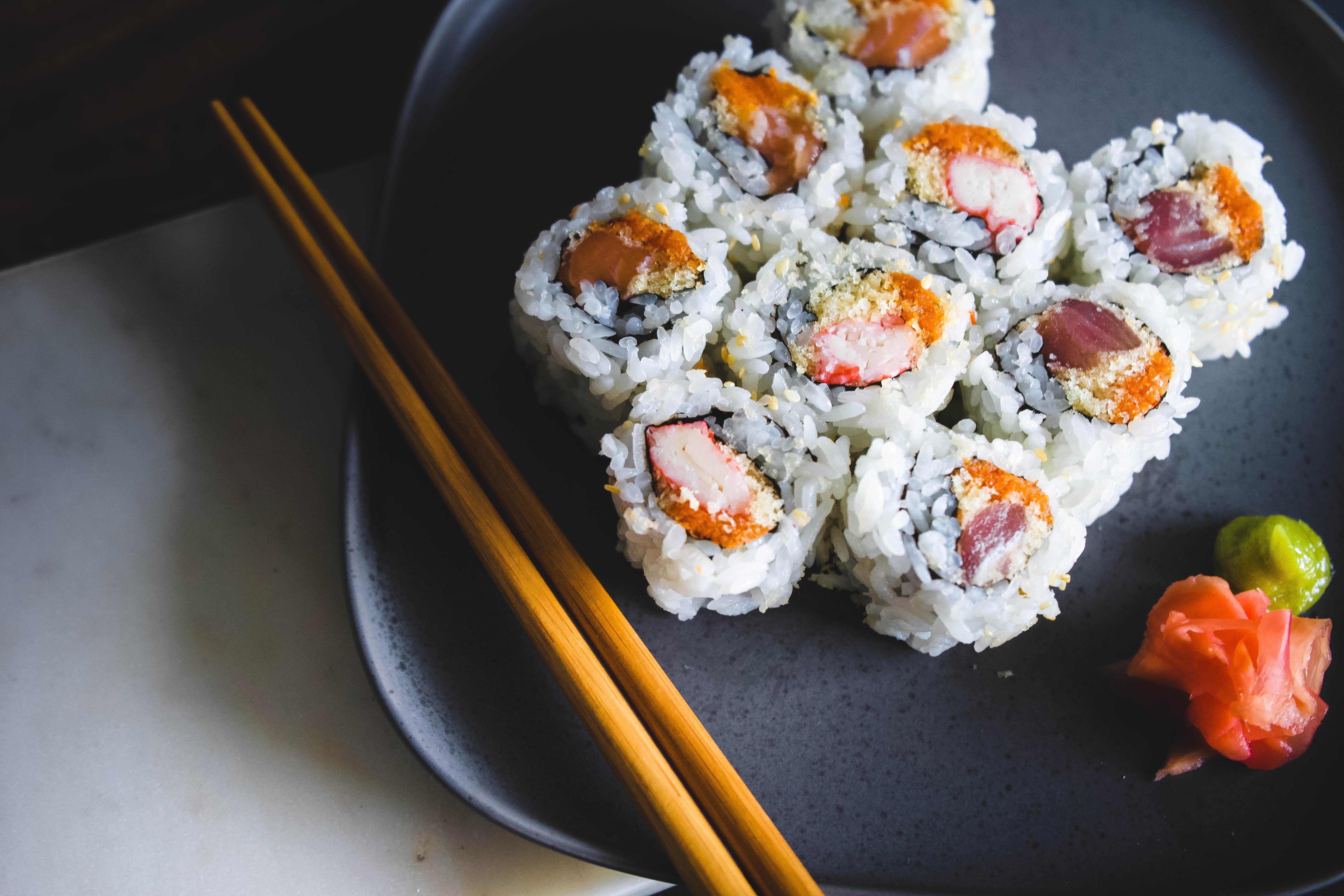 sushi i pałeczki na talerzu