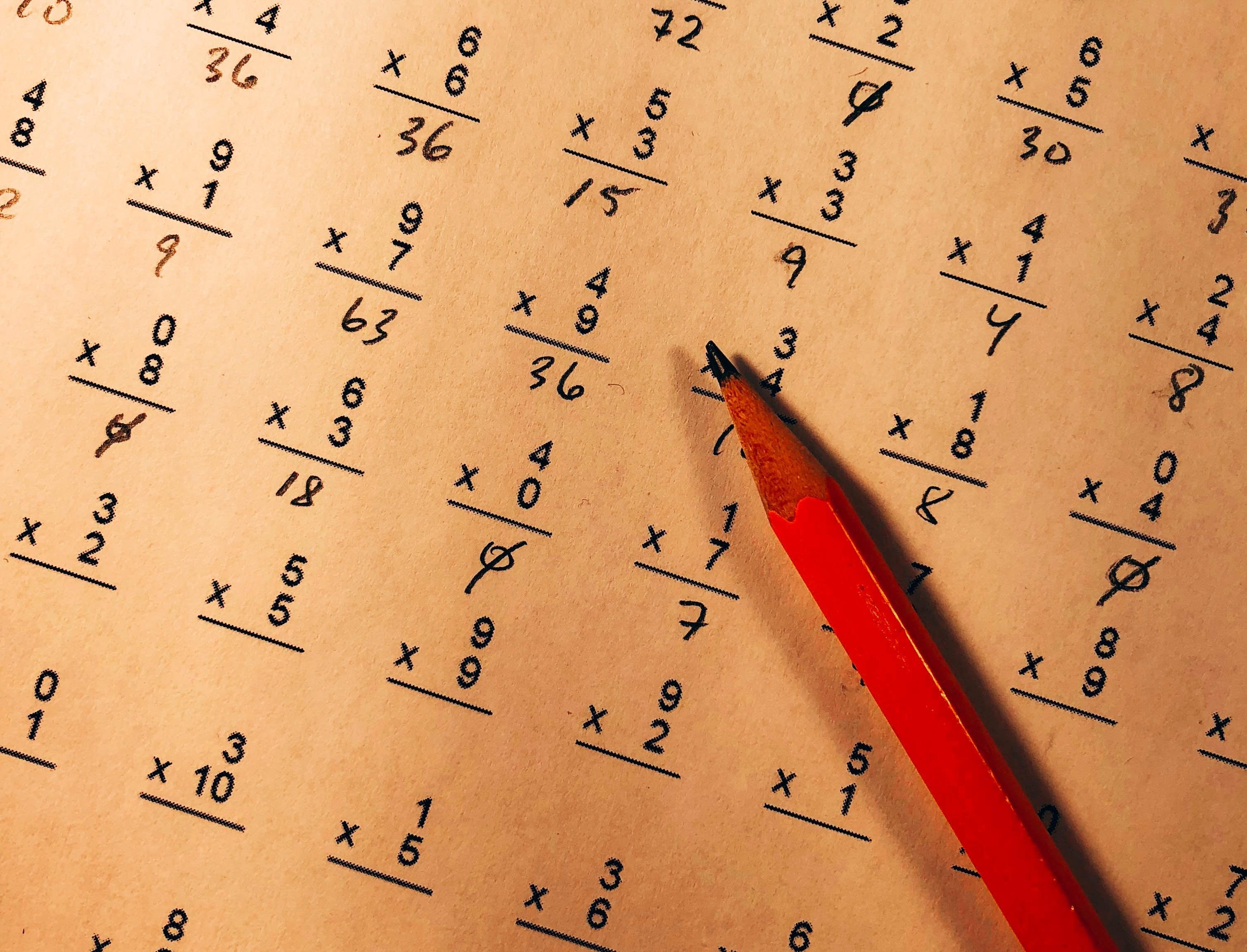 Równania matematycznie na papierze i ołówek
