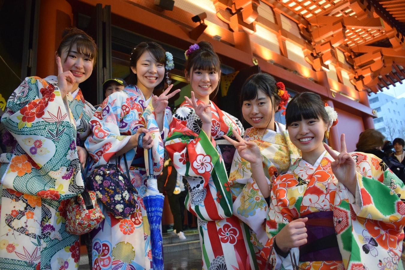 Japonki pozujące do zdjęcia