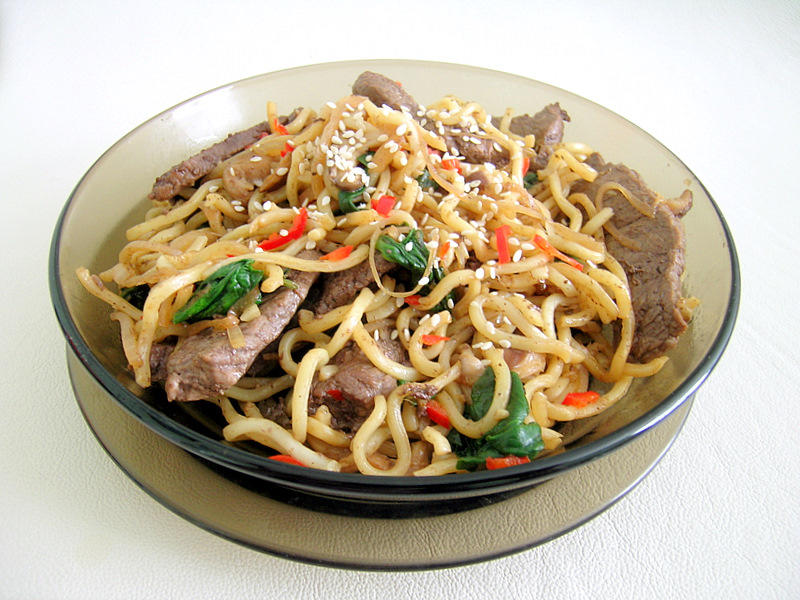 danie japońskie yakisoba smażony makaron gryczany