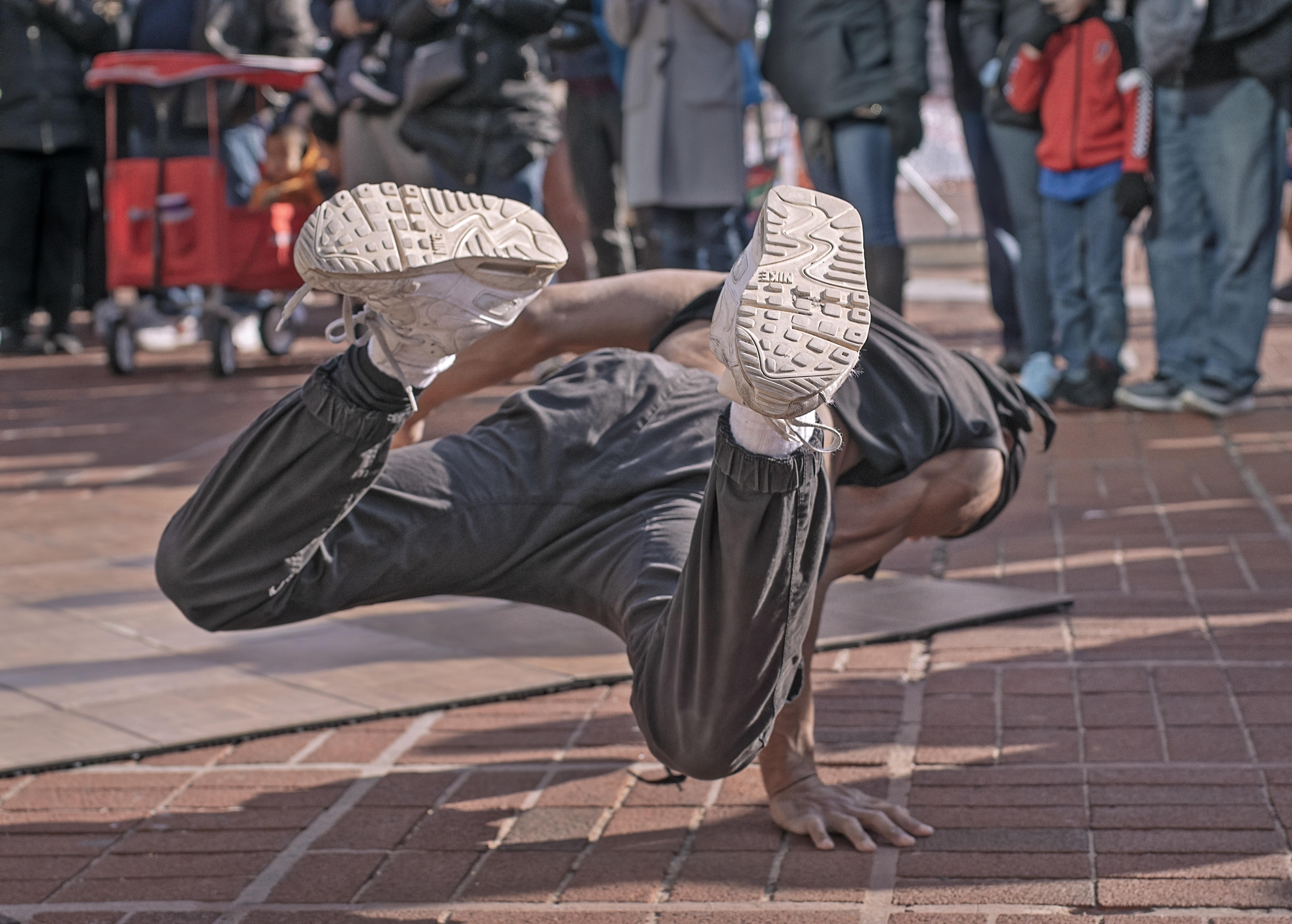 Chłopak tańczący breakdance na chodniku