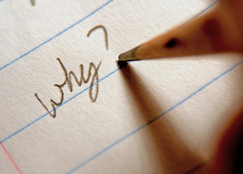 ołówek przyłożony do papieru napisane słowo why